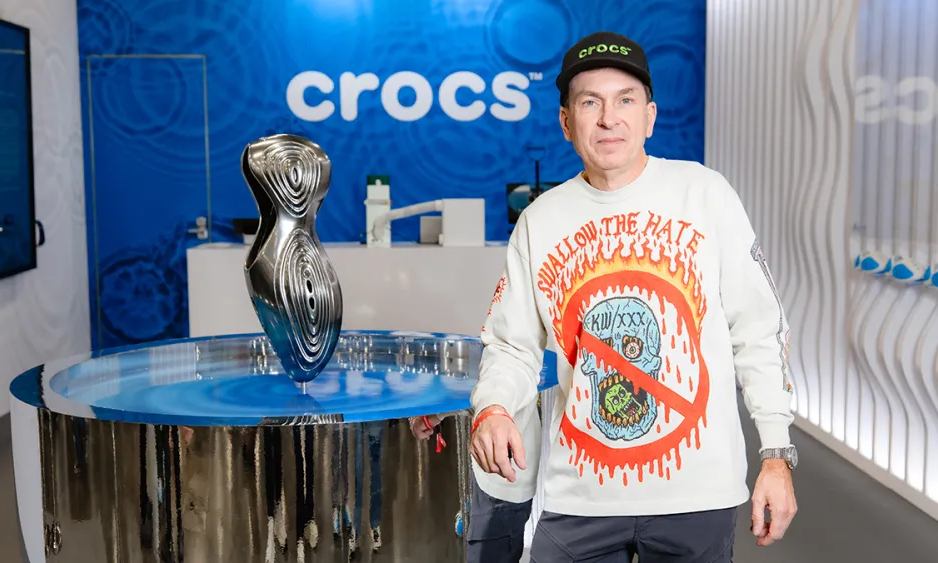 被 Ye 委以重任的「老头」，帮 Crocs「进化」了