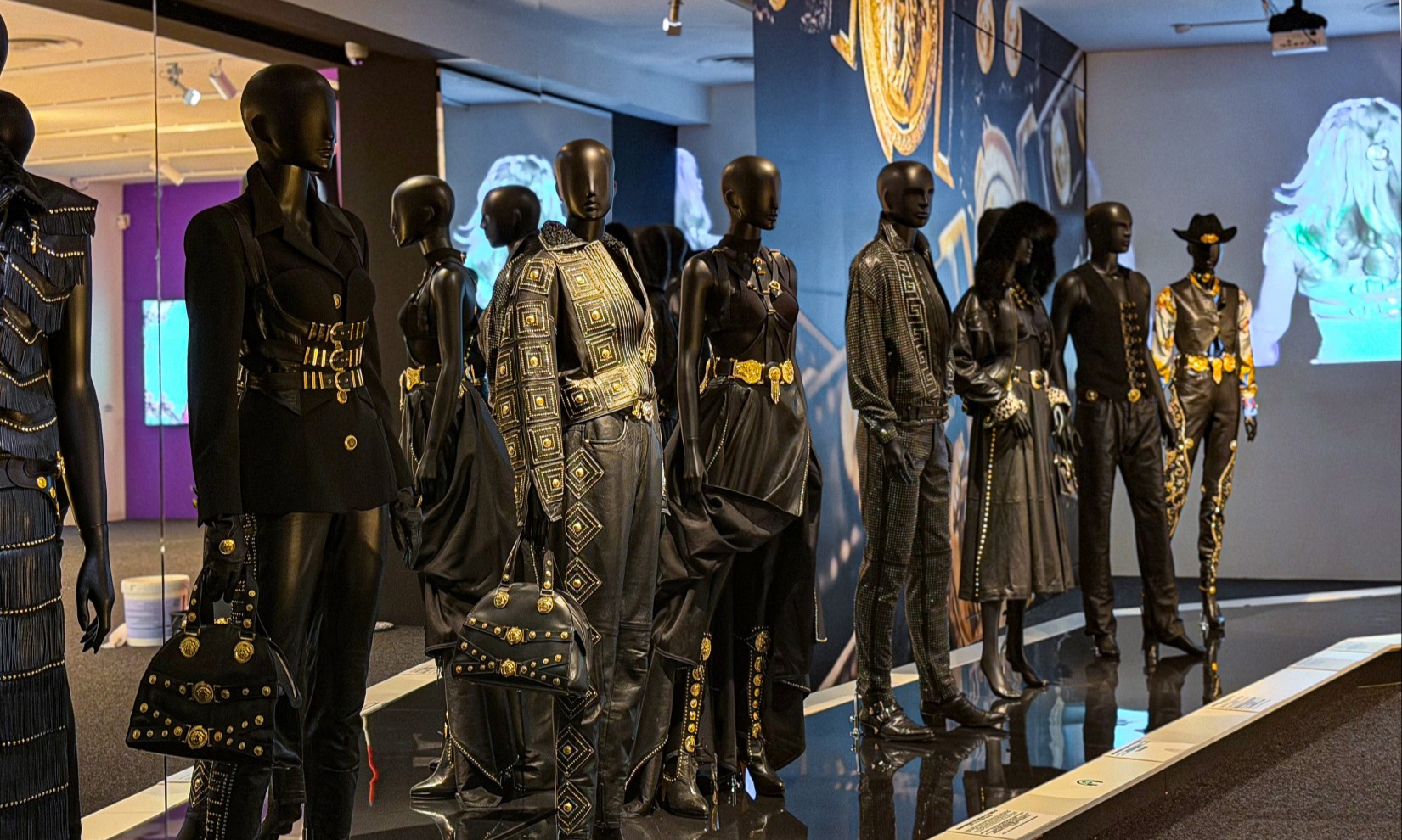 巴黎马约尔博物馆举办 Gianni Versace 作品展览