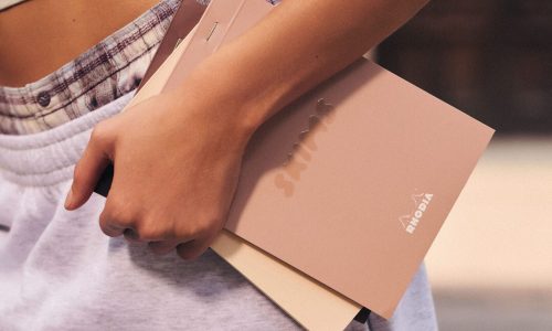 SKIMS 携手 RHODIA、TOYO Steel 推出限量桌面生活系列
