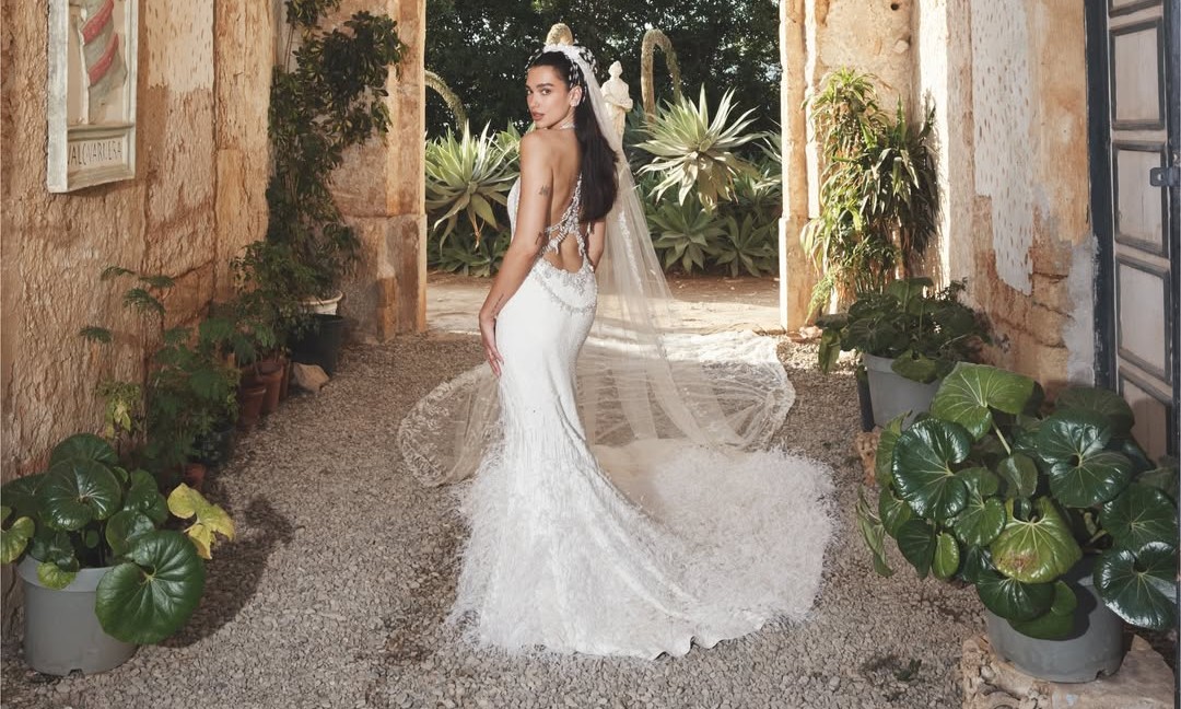 Dua Lipa 身穿 Matthieu Blazy 在 CHANEL 设计的首款定制婚纱