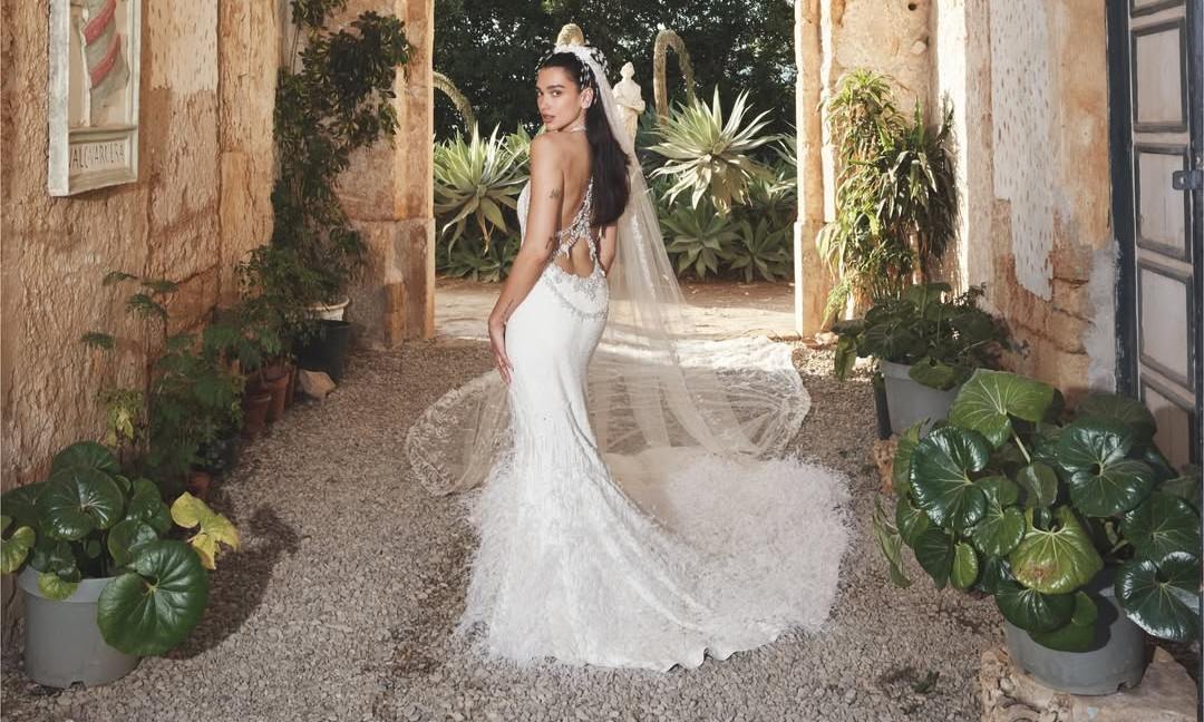 Dua Lipa 身穿 Matthieu Blazy 在 CHANEL 设计的首款定制婚纱