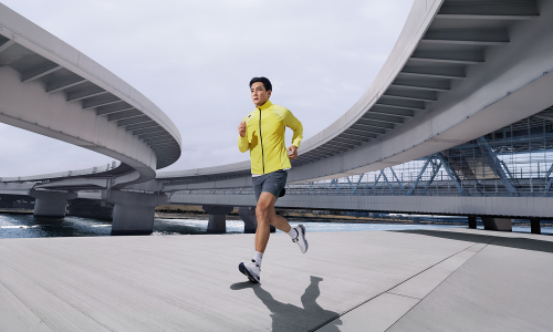 迪桑特推出全新 D-FLUID 4.0 流体鞋及「破风」跑步夹克