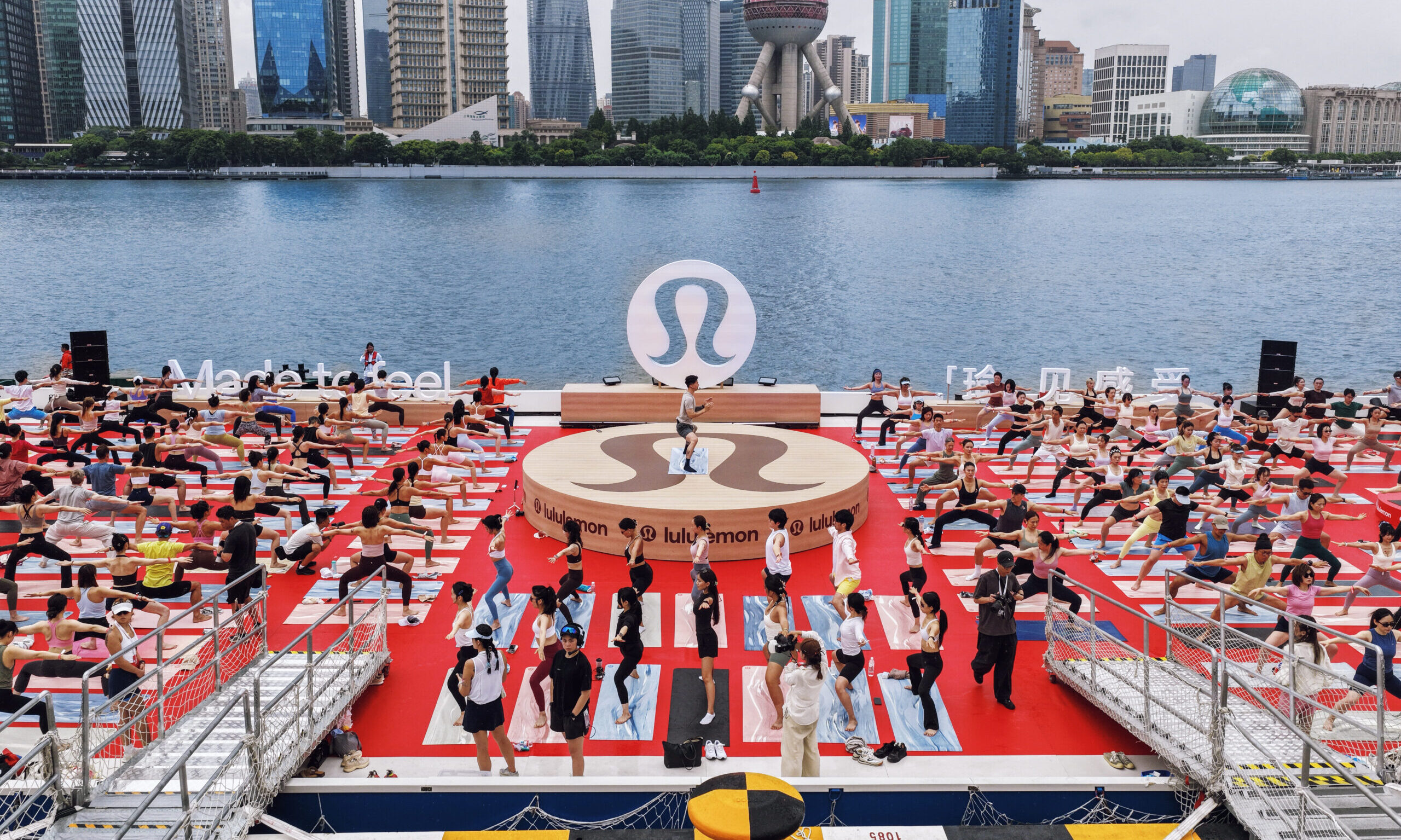lululemon 在黄浦江畔展开「瑜伽垫」