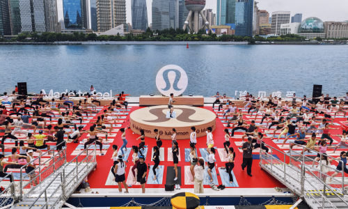 lululemon 在黄浦江畔展开「瑜伽垫」