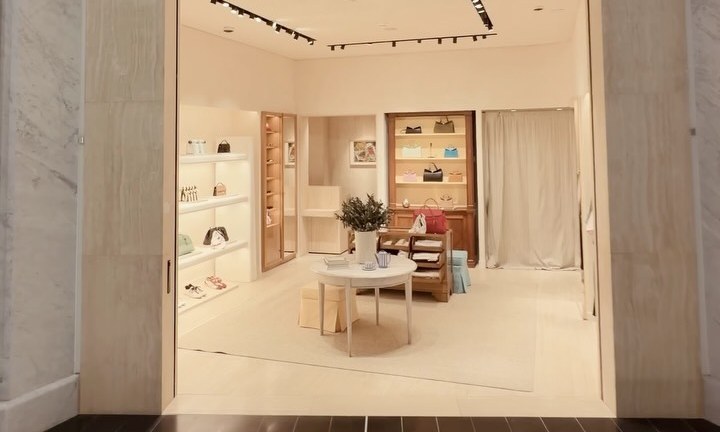 JACQUEMUS 巴黎戴高乐机场一号航站楼精品店开业