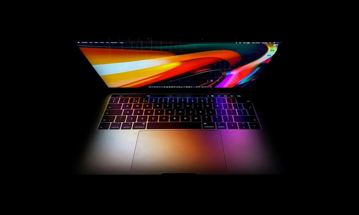 搭载 OLED 触摸屏的 MacBook Ultra 预计最早年底发布