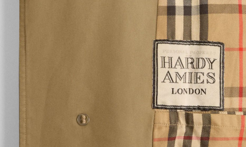 庆祝品牌创立 170 周年，BURBERRY 携手 V&A 博物馆推出特别展览