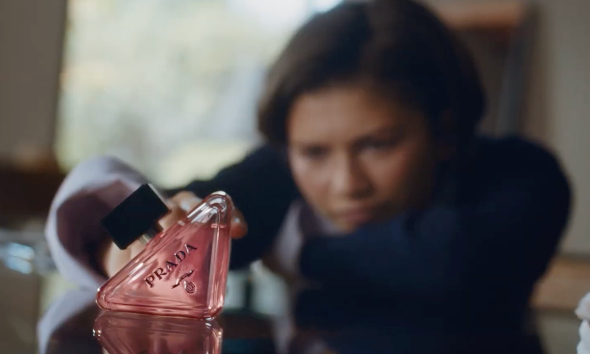 全新电影化叙事，PRADA 携手 Zendaya 推出 Prada Paradoxe 短片