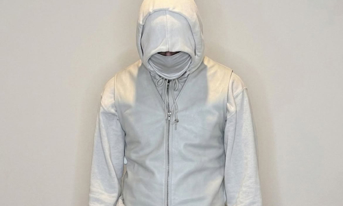Ye 身边最神秘的造型师，喜欢把「废品」做成时装