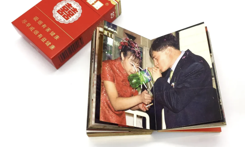 老婚礼、地下派对、煤矿工穿搭…外国人开始迷上中国「老照片」了？