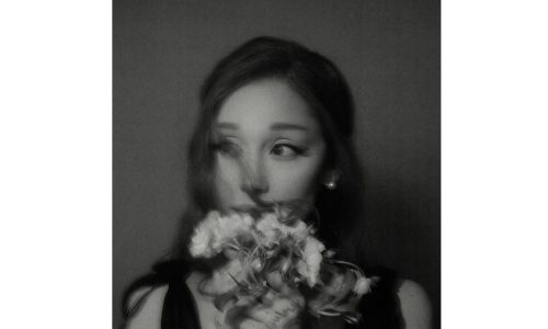 Ariana Grande 新专辑《petal》空降 Billboard 200 冠军