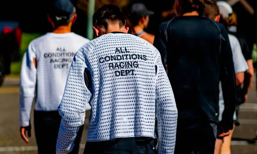 跑步穿的 Nike「洞洞衣」，为何能卖到断货？
