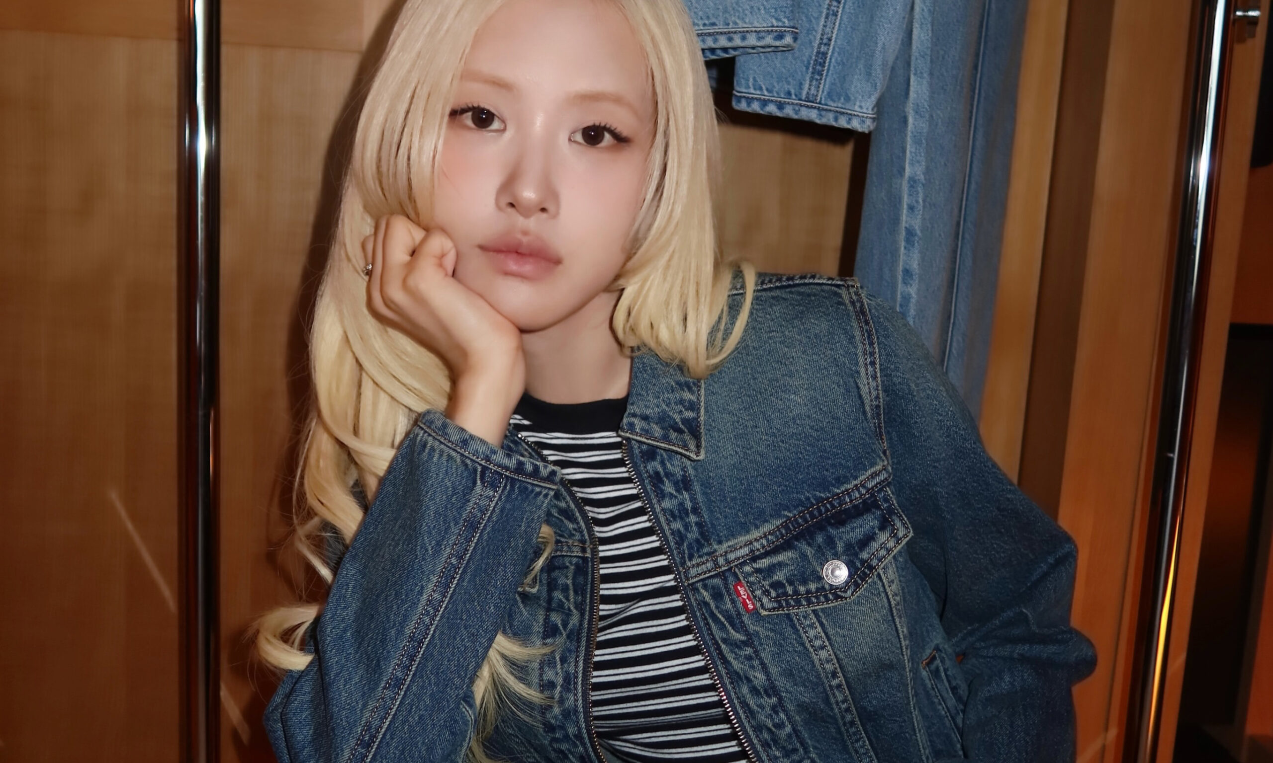 Levi’s 携手 ROSÉ 推出首个联名胶囊系列