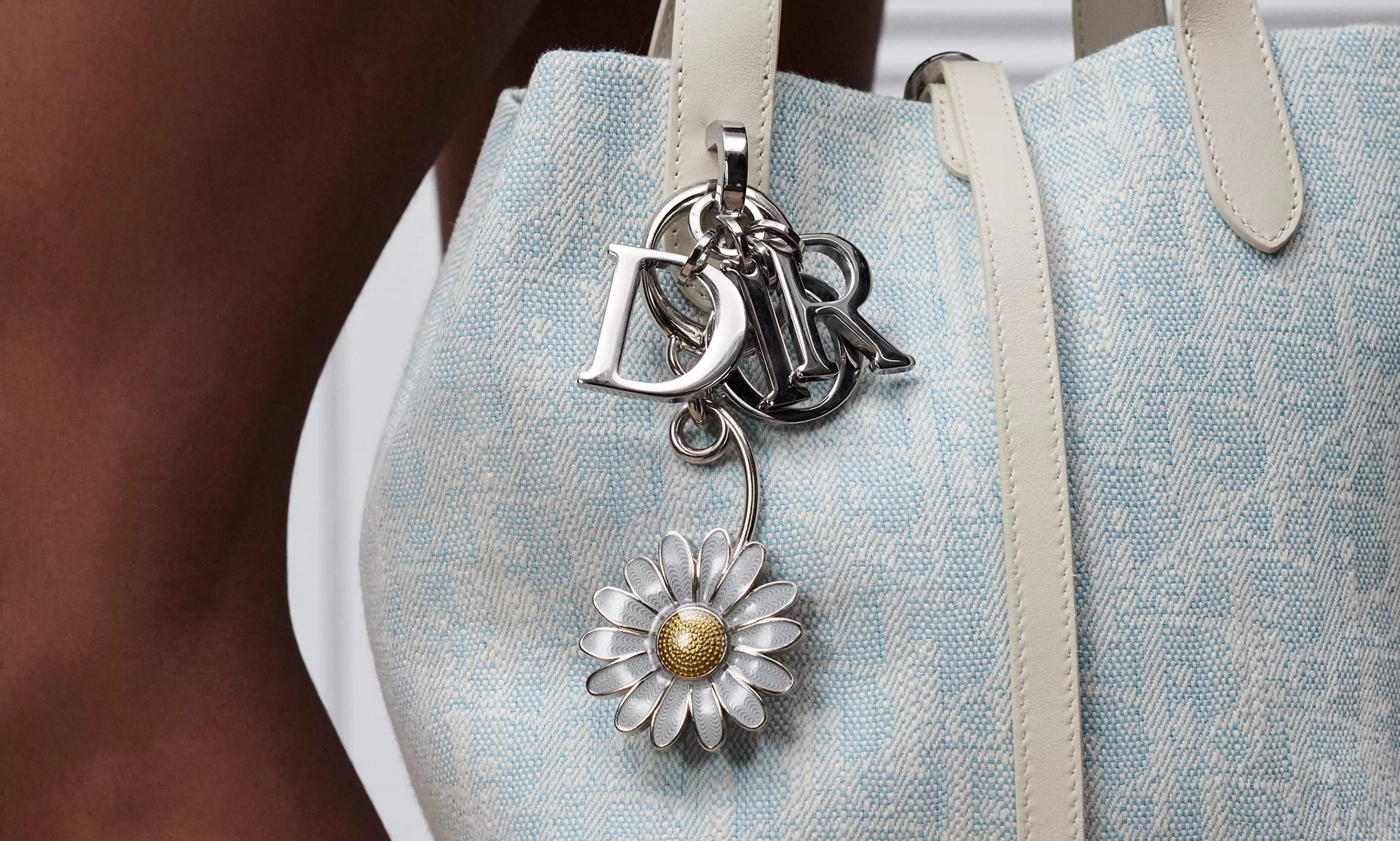 Dior 推出全新包挂系列