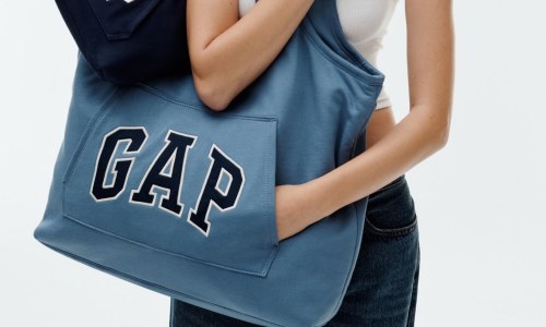 Gap 推出首个手袋系列，把招牌卫衣做成了 Tote
