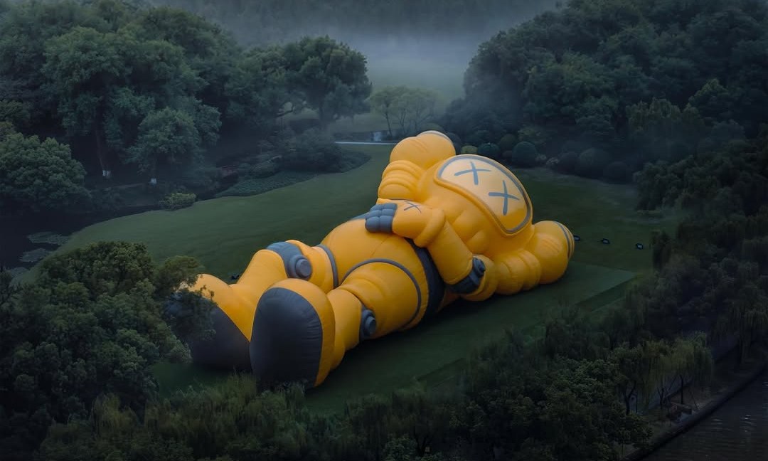 KAWS:HOLIDAY HANGZHOU 正式开幕，巨型 COMPANION 躺卧西湖