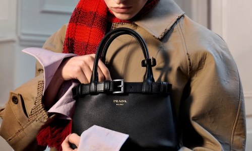 PRADA 推出「Buckle」手袋全新紧凑尺寸