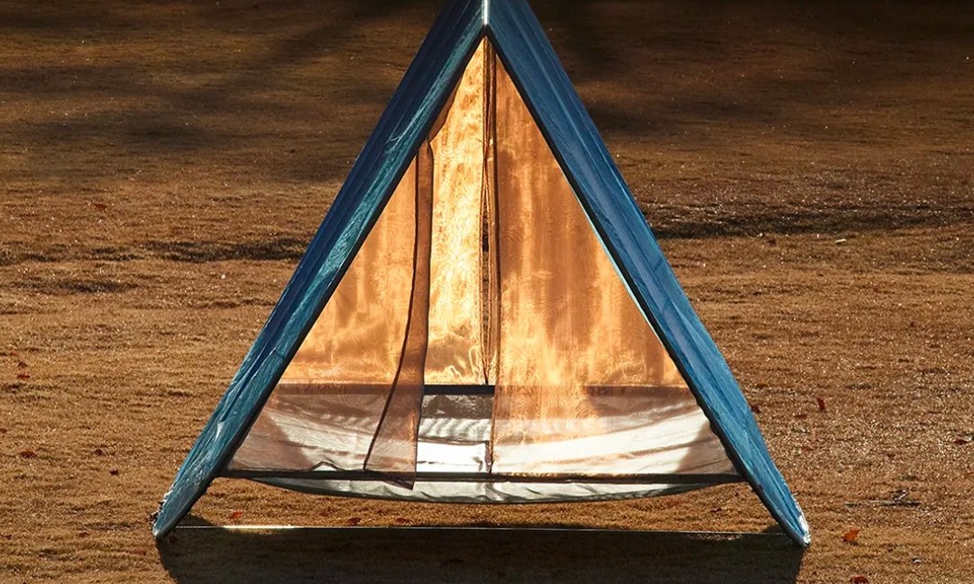 Tato Architects 打造 Arc Tent:介于吊床与帐篷之间的悬浮露营体验