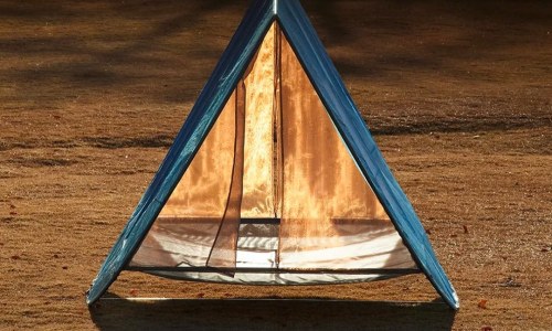 Tato Architects 打造 Arc Tent：介于吊床与帐篷之间的悬浮露营体验