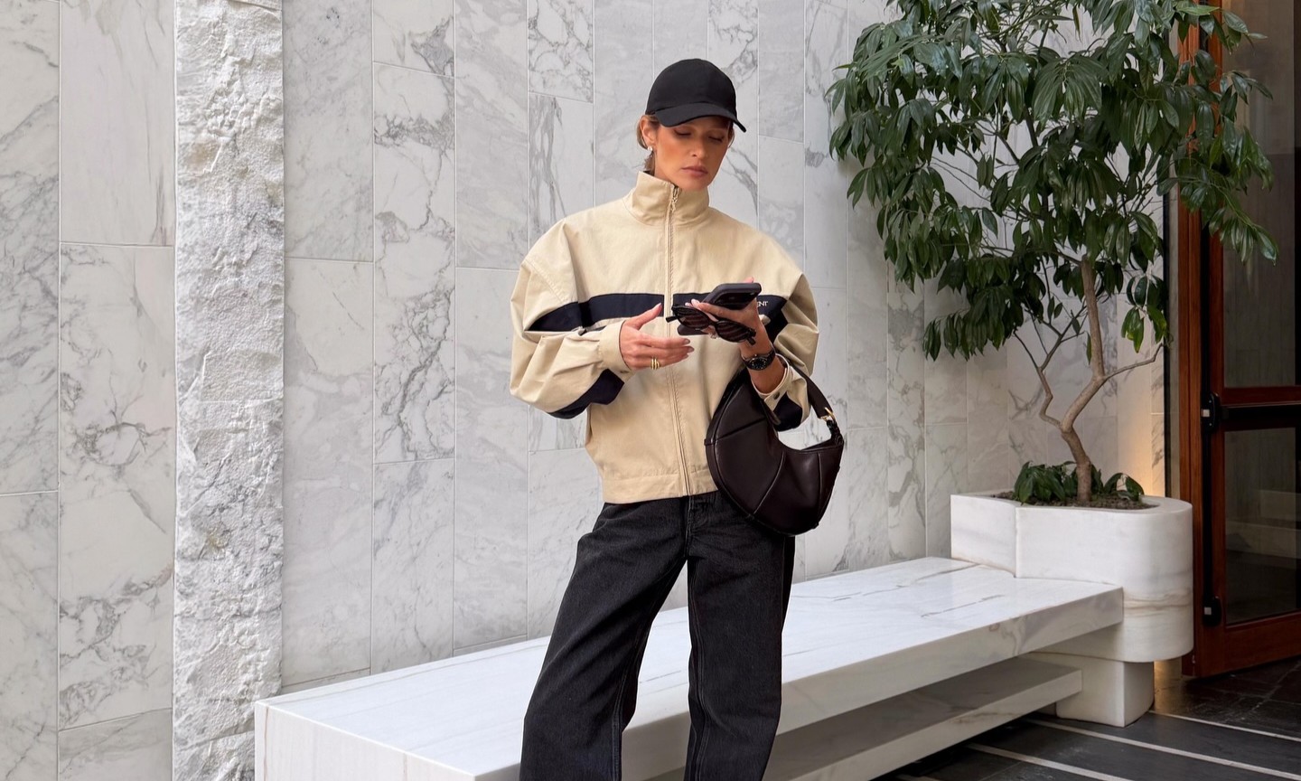 从秀场到街拍,这件 Saint Laurent 运动夹克为什么火到刷屏?