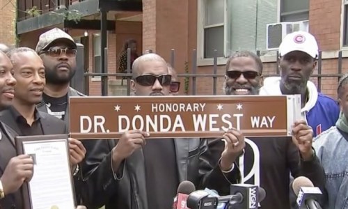 Ye 出席芝加哥街道命名仪式，纪念已故母亲 Donda West