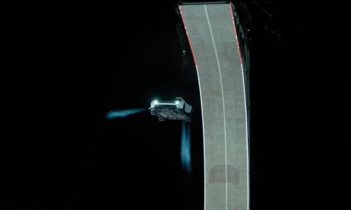 Tesla 发布可飞行超级跑车 Roadster，搭载 SpaceX 推进技术