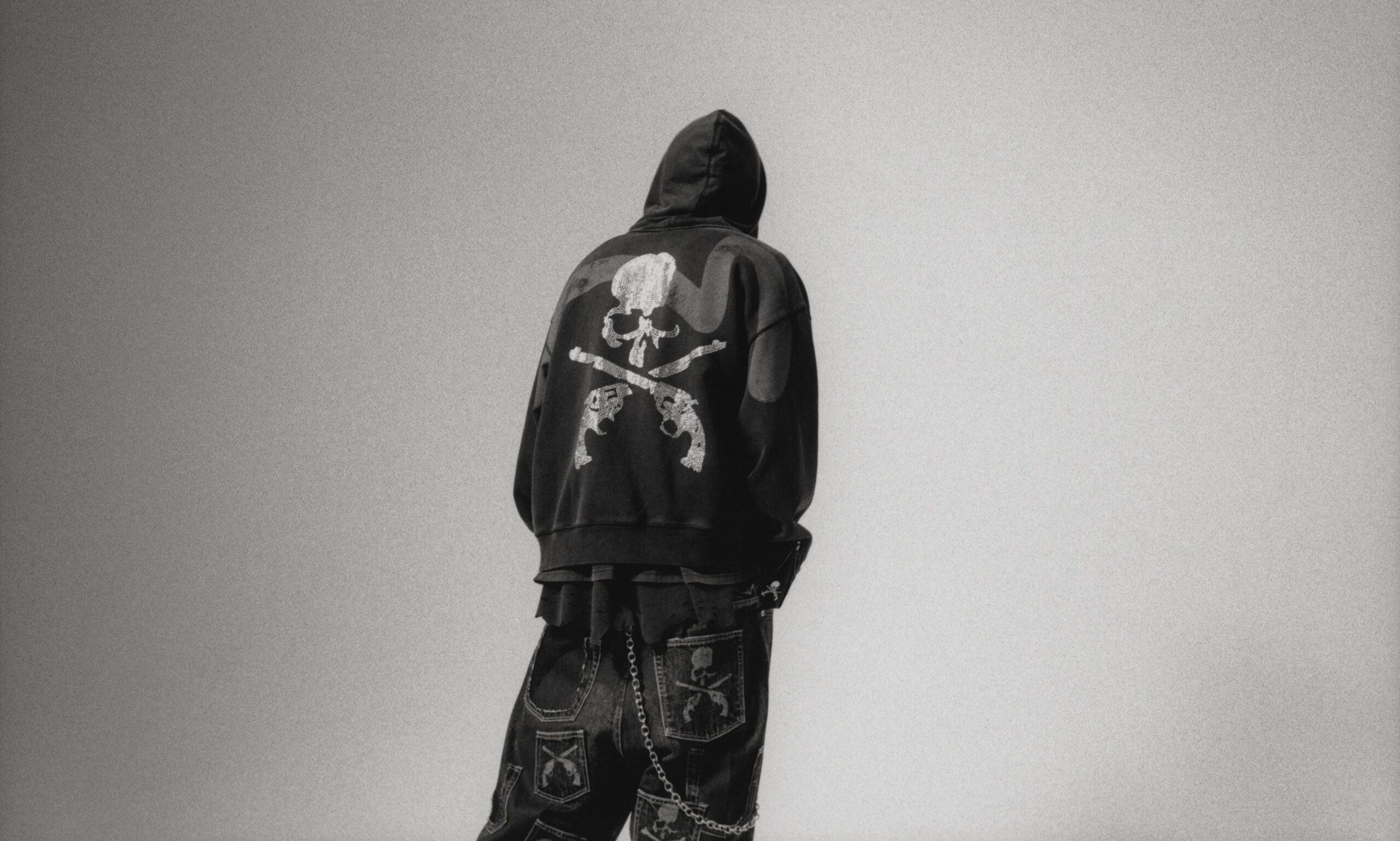 EVISU 携手 mastermind JAPAN 与 roarguns 推出全新联名系列