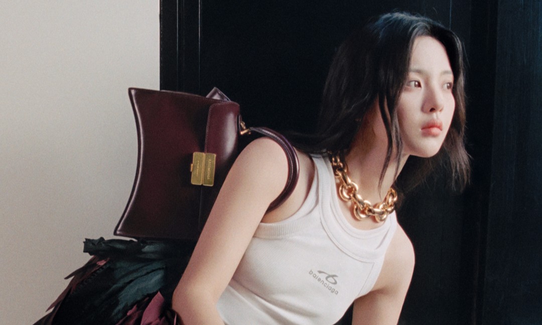 BALENCIAGA 发布 Hourglass Avenue 手袋广告大片