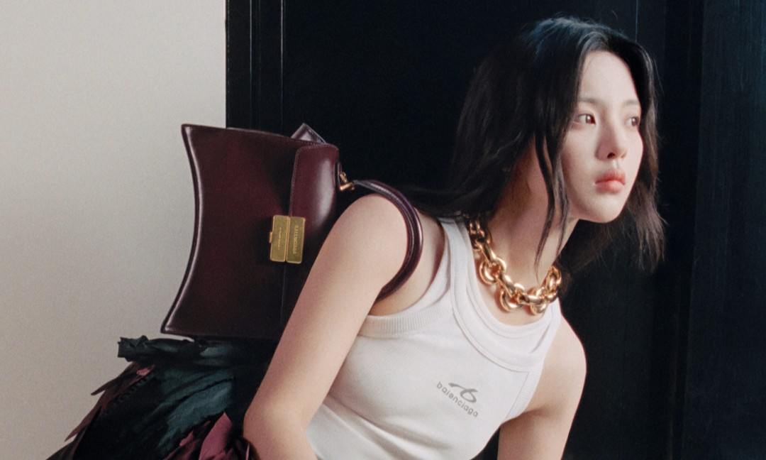 BALENCIAGA 发布 Hourglass Avenue 手袋广告大片