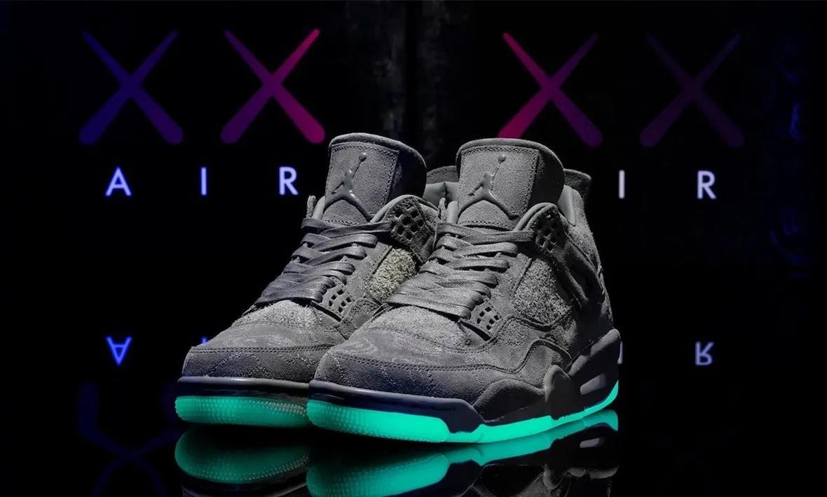 KAWS x Air Jordan IV 全新配色「Dark Grey」预计将于 2027 年推出