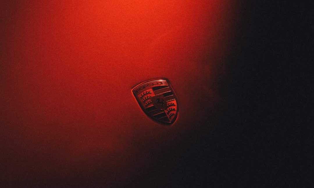 Porsche 发布 Mission S 概念车预告，中置引擎旗舰超跑即将登场