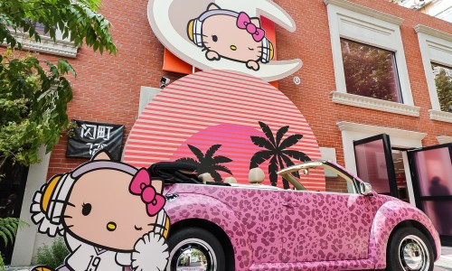 Champion x Hello Kitty「冠军公路寻宝」快闪登陆上海