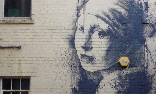 Banksy 在英国布里斯托的新作《戴耳环的少女》