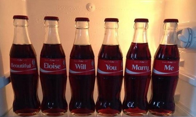 用可口可乐瓶求婚，感动世界