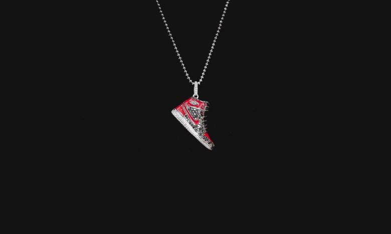 Mr. Flawless 打造奢华 Air Jordan 1 钻石挂坠