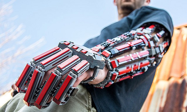 玩家 Milan Sekiz 利用 LEGO 拼砌出强化外骨骼 Exoskeleton