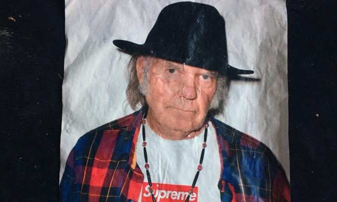 要价 300 美元？Supreme x Neil Young 宣传海报现身 eBay