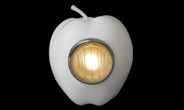 UNDERCOVER 推出 GILAPPLE 蓝色和白色苹果灯