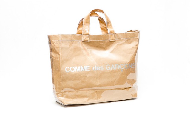 COMME des GARÇON 经典牛皮纸袋改良推出 PVC 材质复刻版本