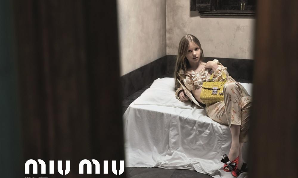 无理取闹？Mia Goth 为 Miu Miu 拍摄的造型广告遭禁