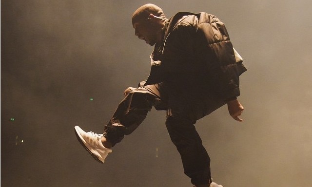 抢购热潮在所难免，Kanye West 再次示范全白 adidas Ultra Boost