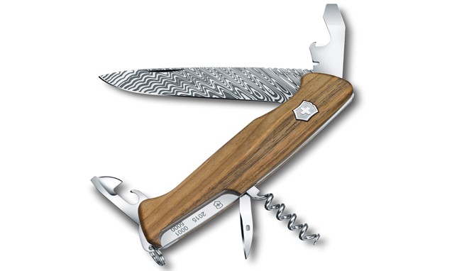 VICTORINOX 限量推出大马士革钢打造的瑞士军刀