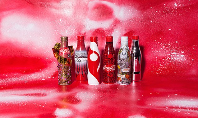 可口可乐弧形瓶诞生 100 周年，Hyde、三原康裕等设计艺术瓶身及周边