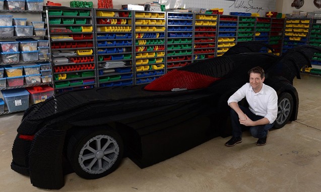 Nathan Sawaya 打造世界上最大的 LEGO 积木蝙蝠车