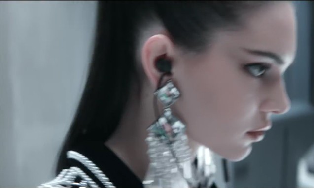 Kendall Jenner 地铁车厢轧舞，Balmain x H&M 发布时尚短片