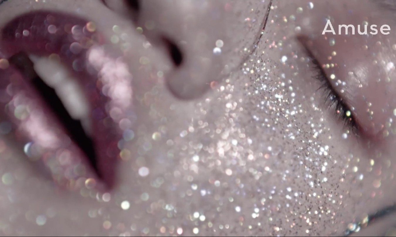 水原希子登上 i-D 线上刊物《AMUSE》第二期封面，并拍摄《Strange Desire》视频影片
