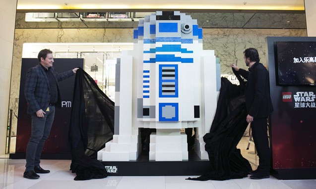 LEGO® 《STAR WARS》 巨型 R2-D2 模型亮相上海