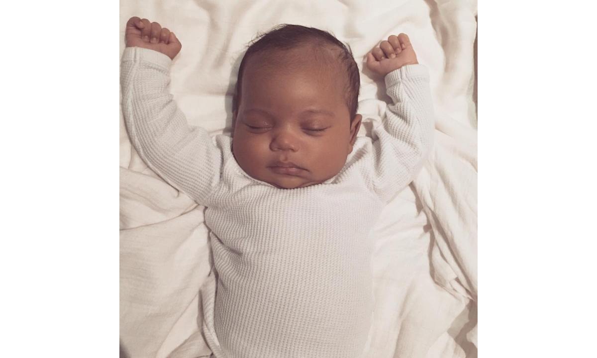 “圣西” 首秀完成！Kanye West 之子 Saint West 萌态亮相