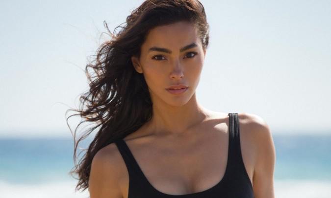Adrianne Ho 演绎 “La Mer Noire” 全新泳装系列