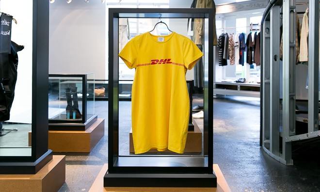 天价 “员工服”，VETEMENTS 推出 DHL Logo Tee